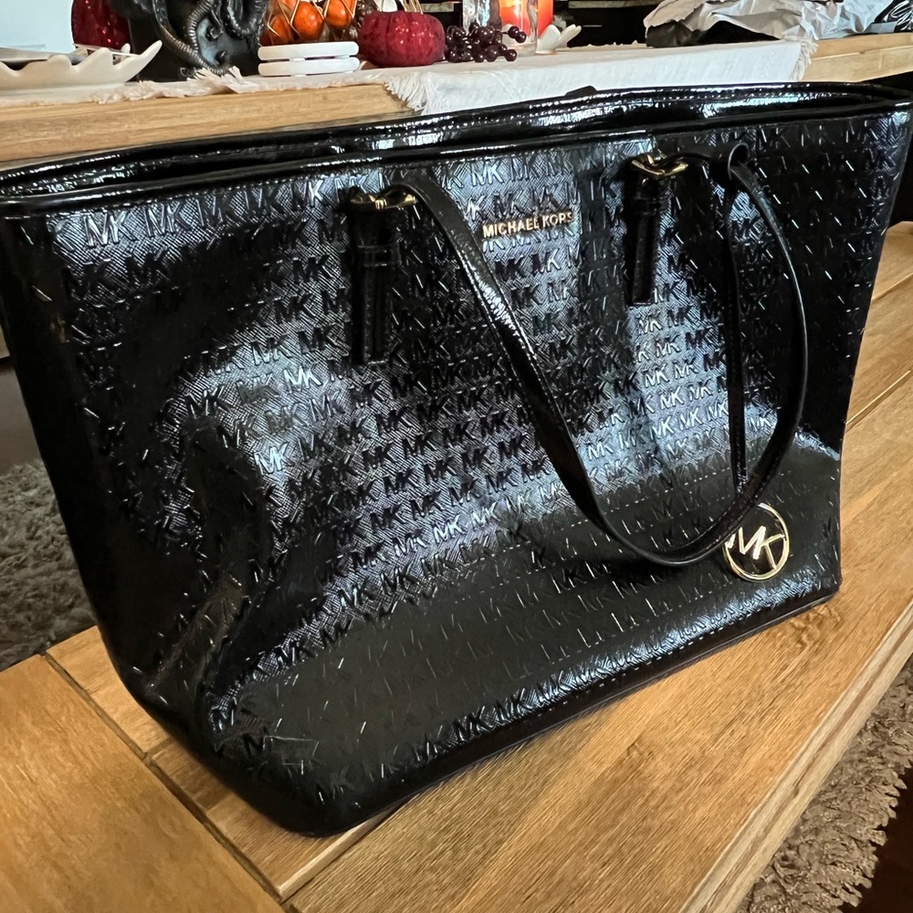 Michael Kors Purse w/ Gold detail